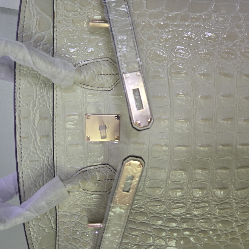Elegant Cream Crocodile-Embossed Handbag - Picture 2 of 6